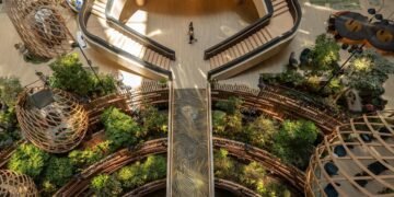 Atrium at PARKROYAL COLLECTION Marina Bay, Singapore (PRNewsfoto/PARKROYAL COLLECTION Marina Bay, Singapore)